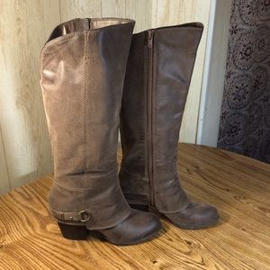 FERGALICIOUS BOOTS - SIZE 9